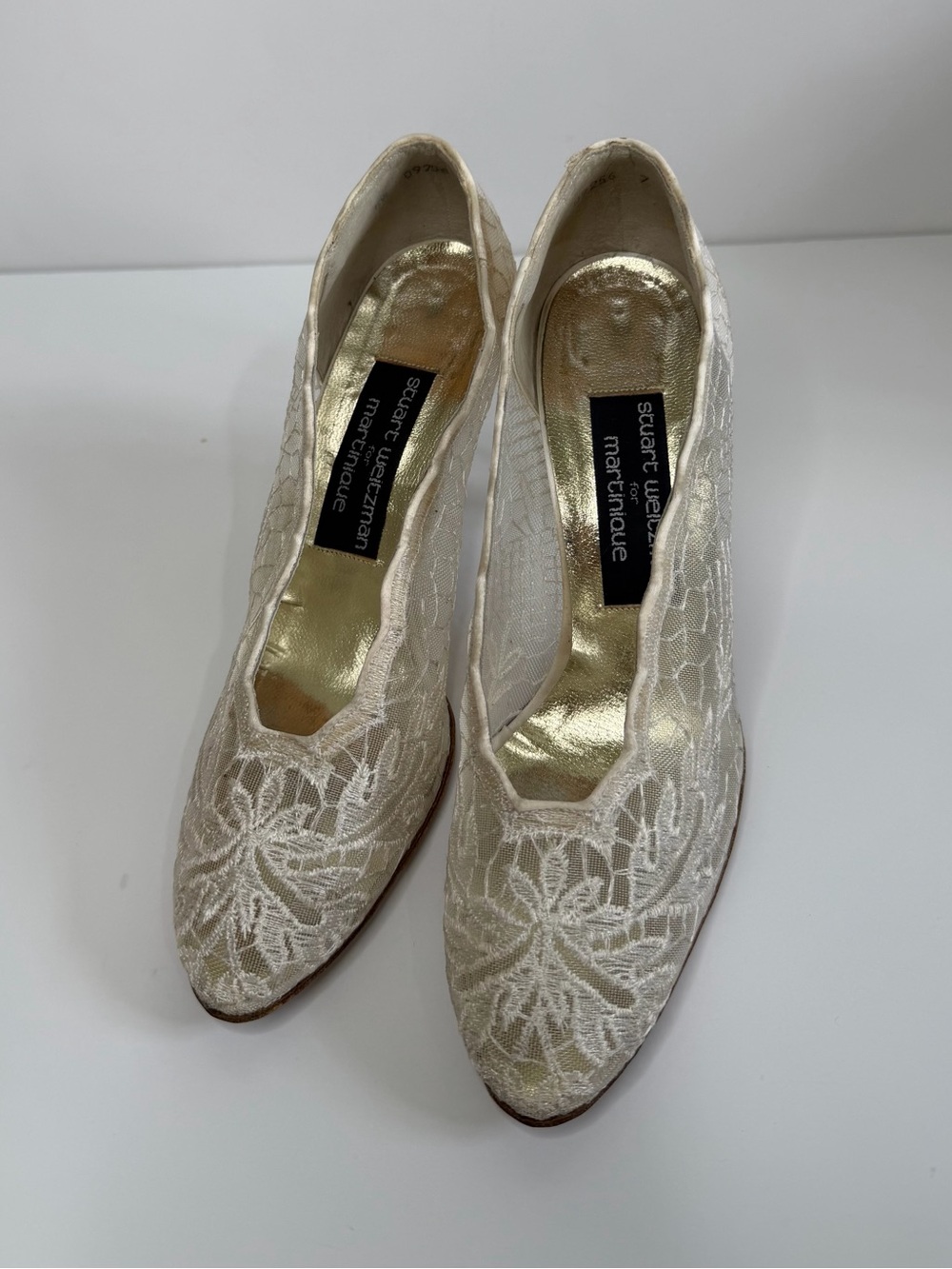 Stuart Weitzman Lace Pointed Toe Pumps in Ivory and Gold Size 7